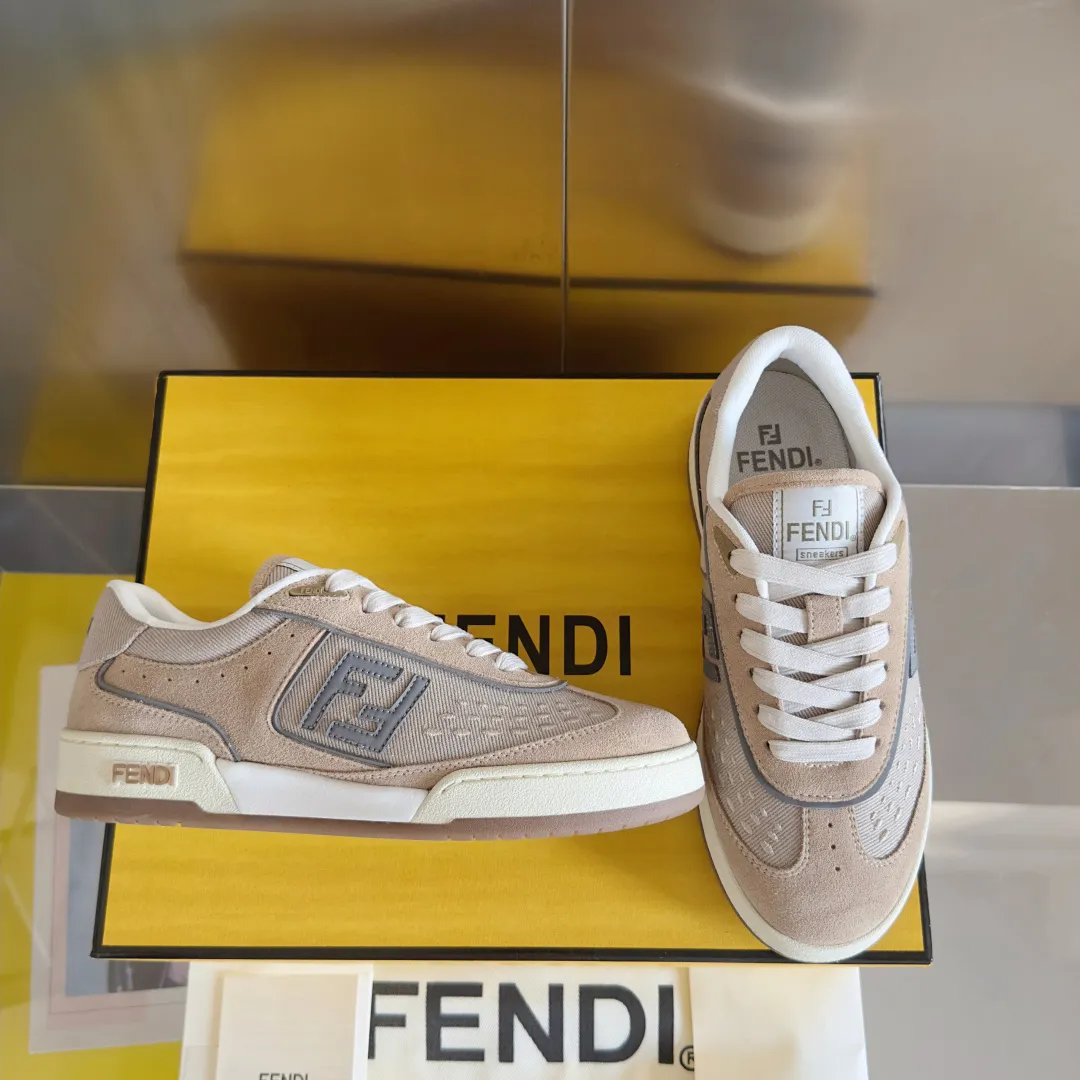 Top version: Couple model, cloth cover 700💰 Fendi Fendi match series Couple model, film, casual sports shoes, sneakers, original purchase, development and production of these FENDI Match lace-up sports shoes. Small perforations accent the upper. Made of white leather with beige suede details. Matcha green leather FF applique. Rubber sole with FENDI lettering on the side. Comes with exquisite packaging at the counter 🛍📦 ▪️ Fabric: Original custom imported first-layer cowhide ▪️ Lining: Imported custom breathable mesh ▪️ Sole: Original molded TPU two-color combination sole ▪️ Sole thickness: 3CM ▪️ Size: Women's 35-41 / Men's 39-45